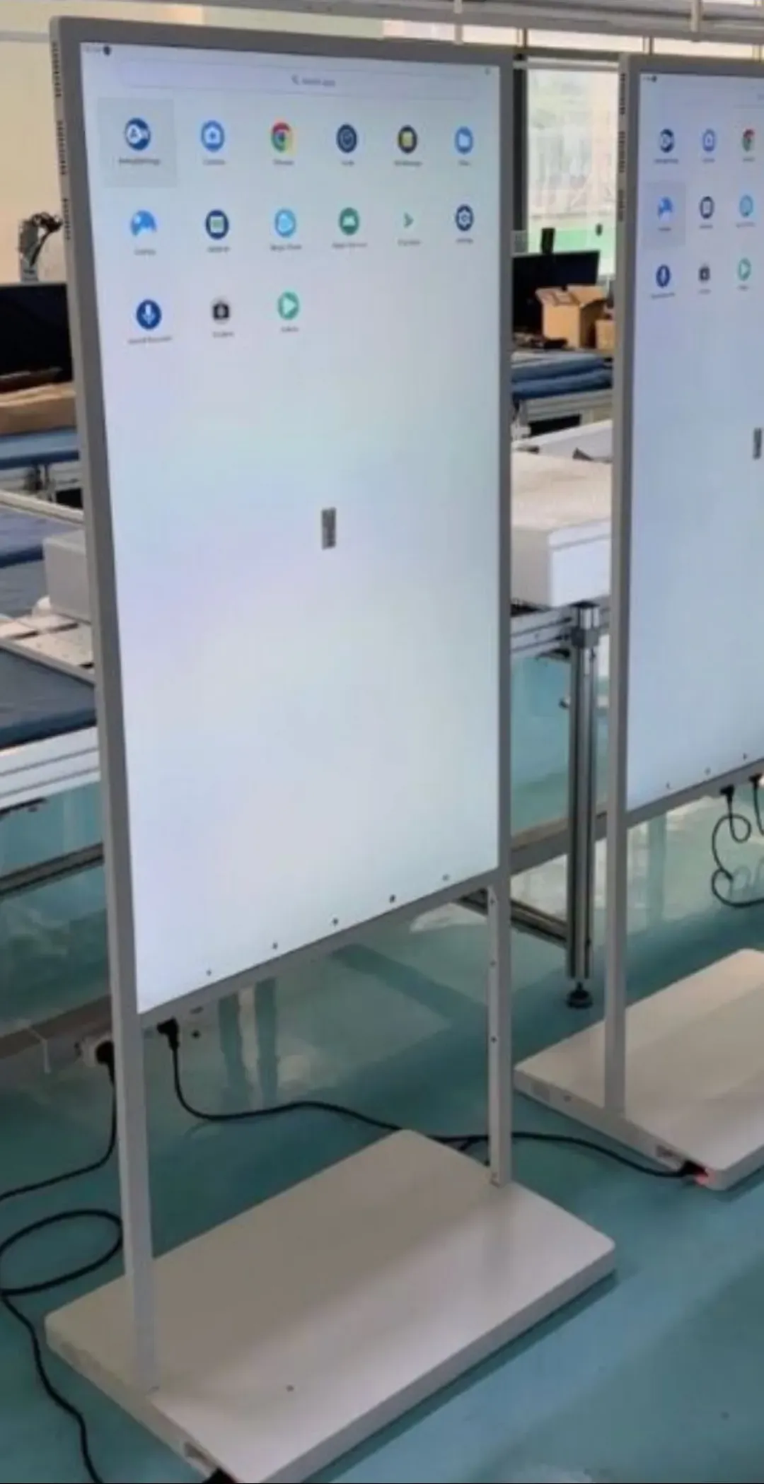 Écran transparent autoportant en démonstration