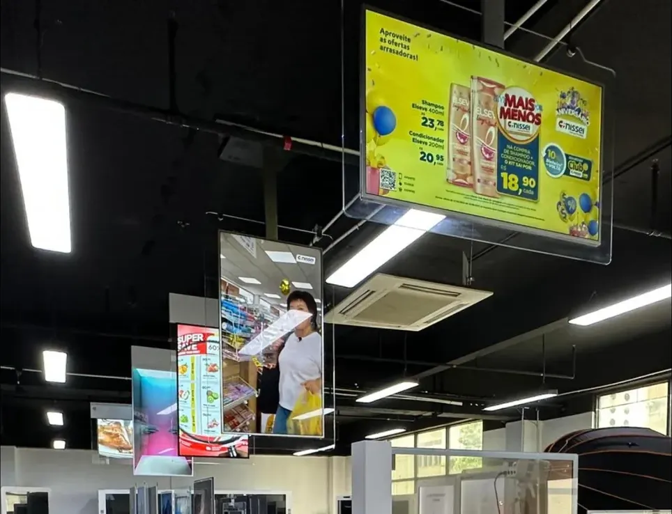 Écrans publicitaires suspendus dans une grande surface