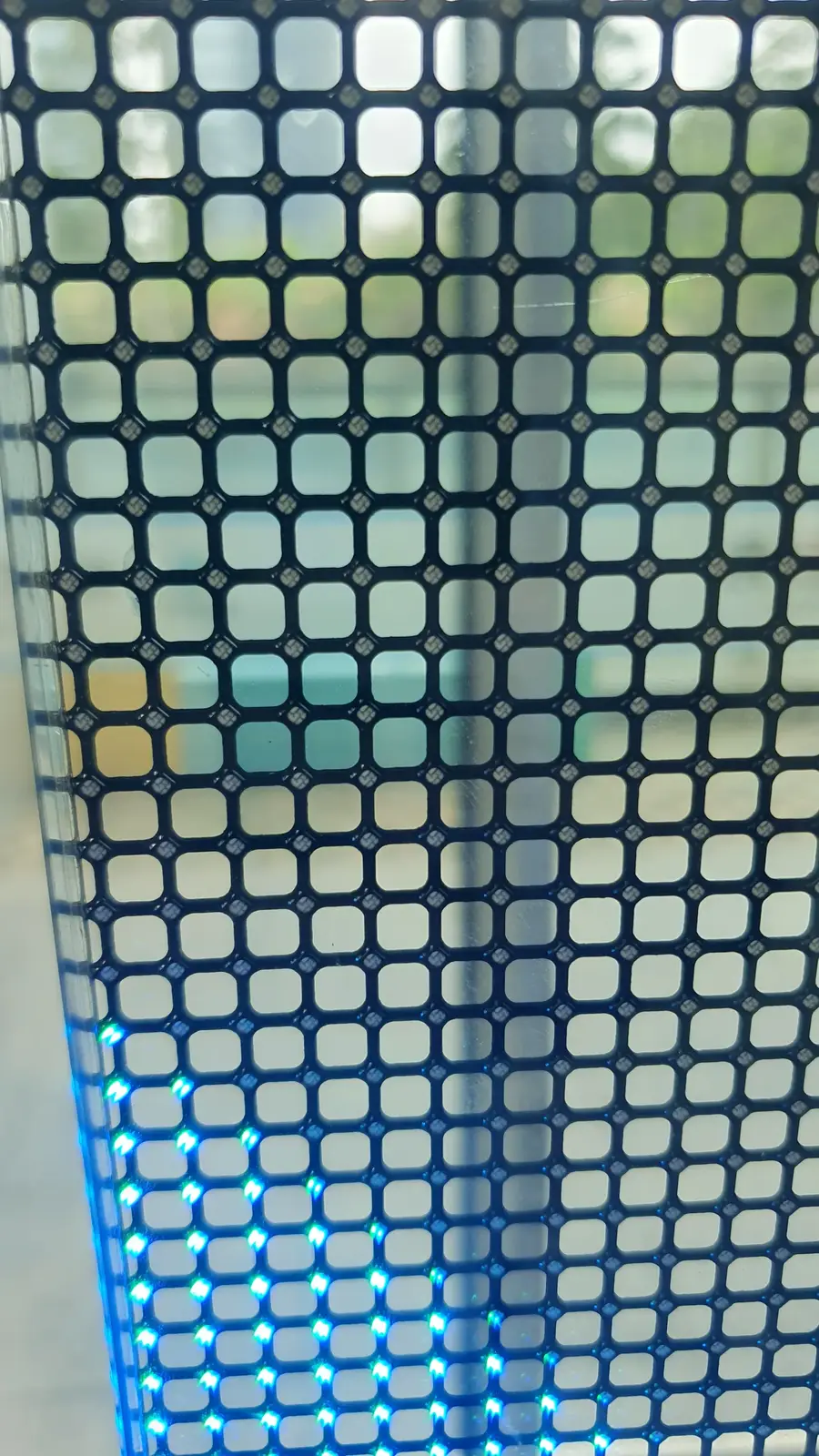 Gros plan sur la maille d'un film LED transparent en usine