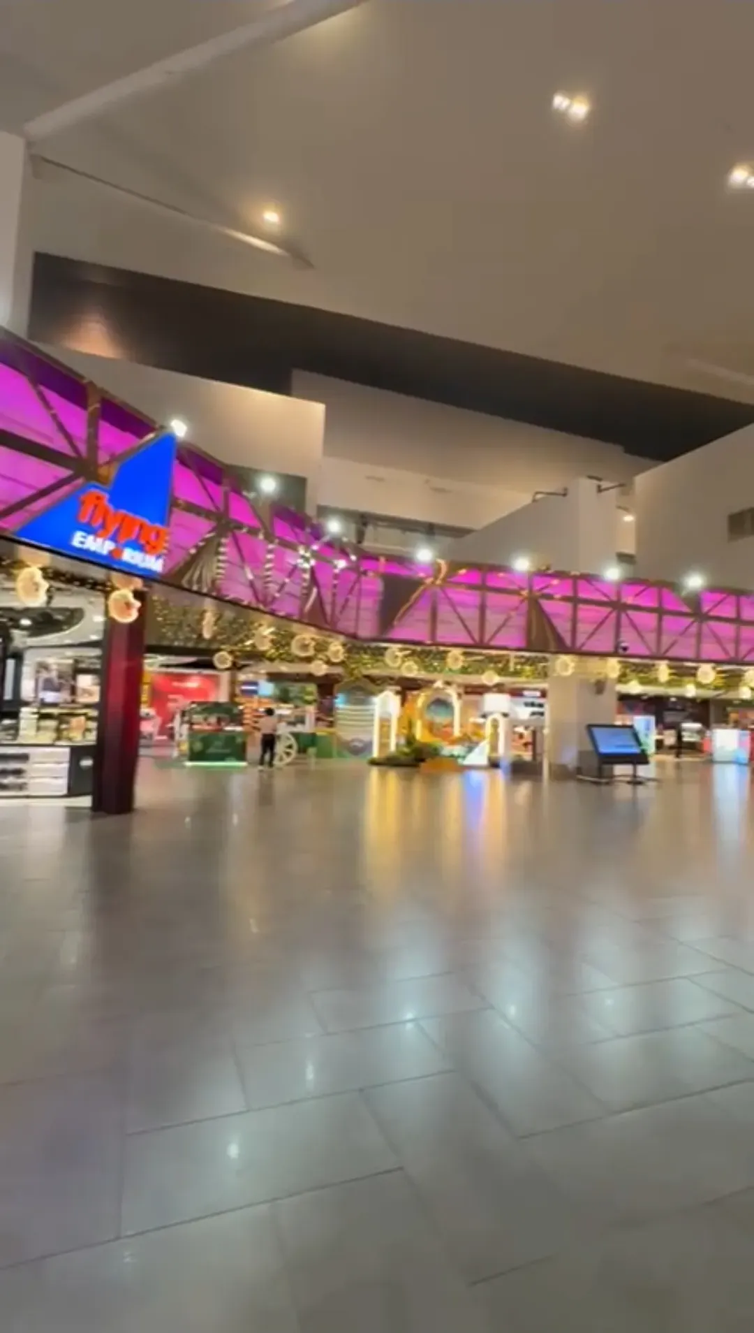 Affichage digital dans une allée d'hypermarché