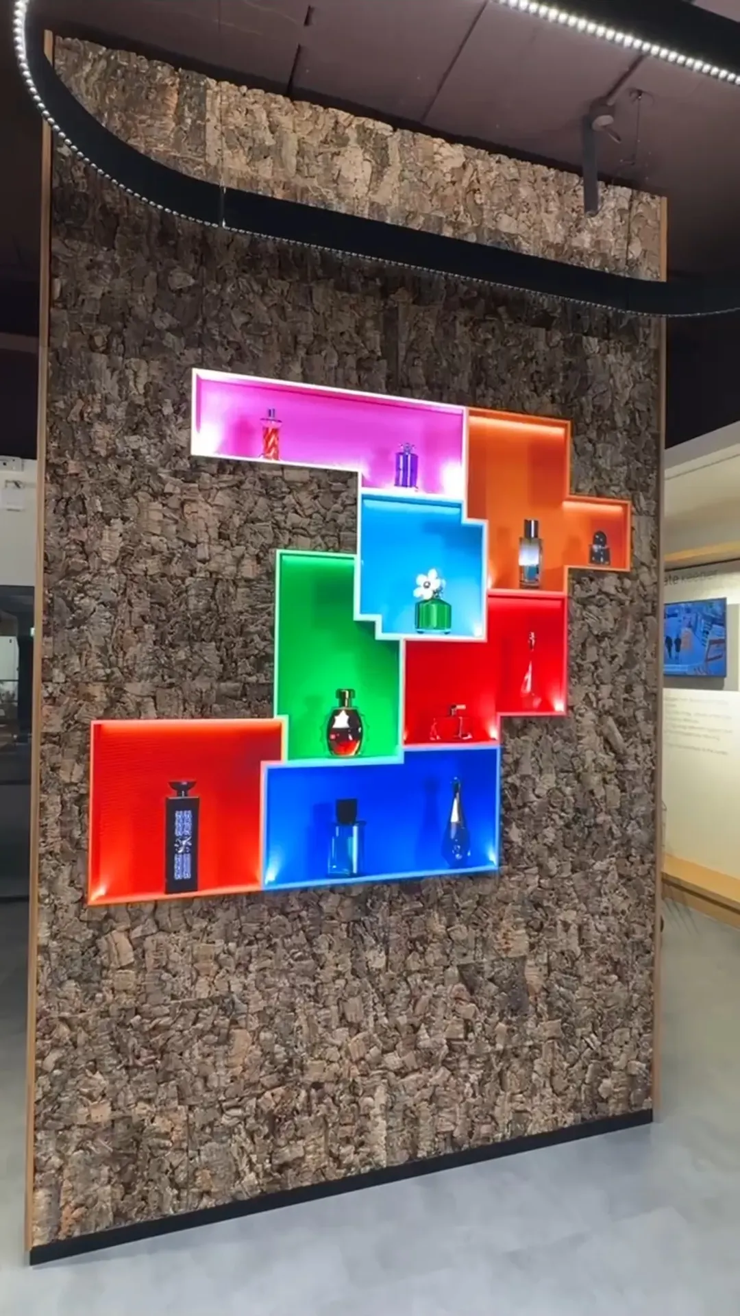 Mur LED artistique diffusant une création visuelle colorée