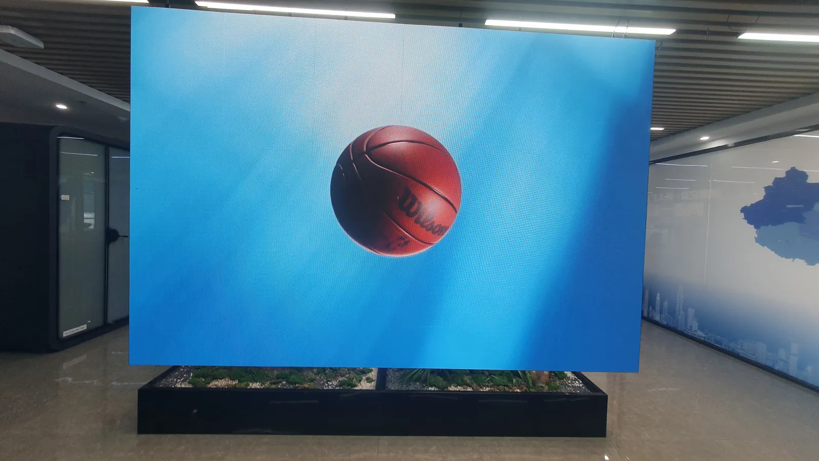Mur LED installé dans un showroom, diffusant une campagne de sneakers