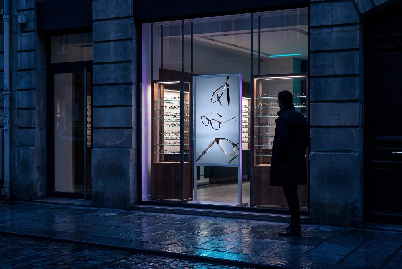 Écran vitrine sur pied diffusant une vidéo dans la devanture d'un opticien