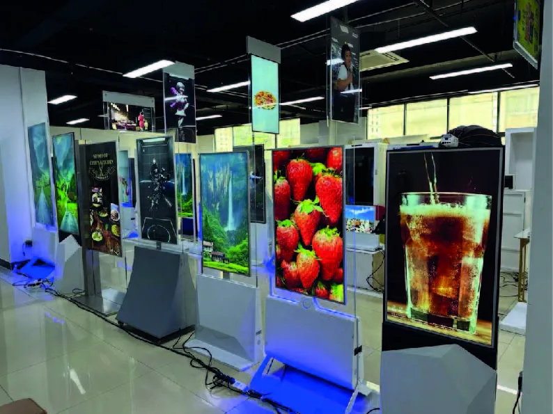 Totems vitrine diffusant des visuels de produits frais en showroom