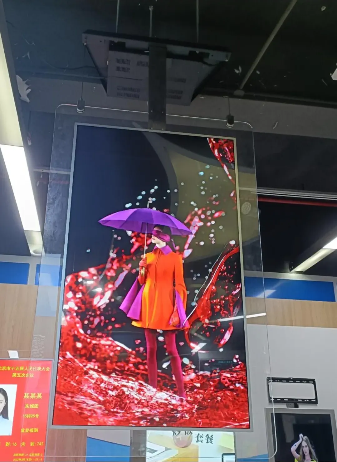 Totem LED diffusant une campagne publicitaire en pleine rue
