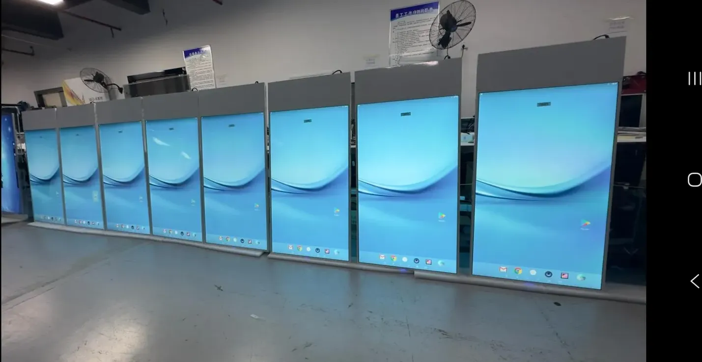 Rangée de totems LCD professionnels en fonctionnement