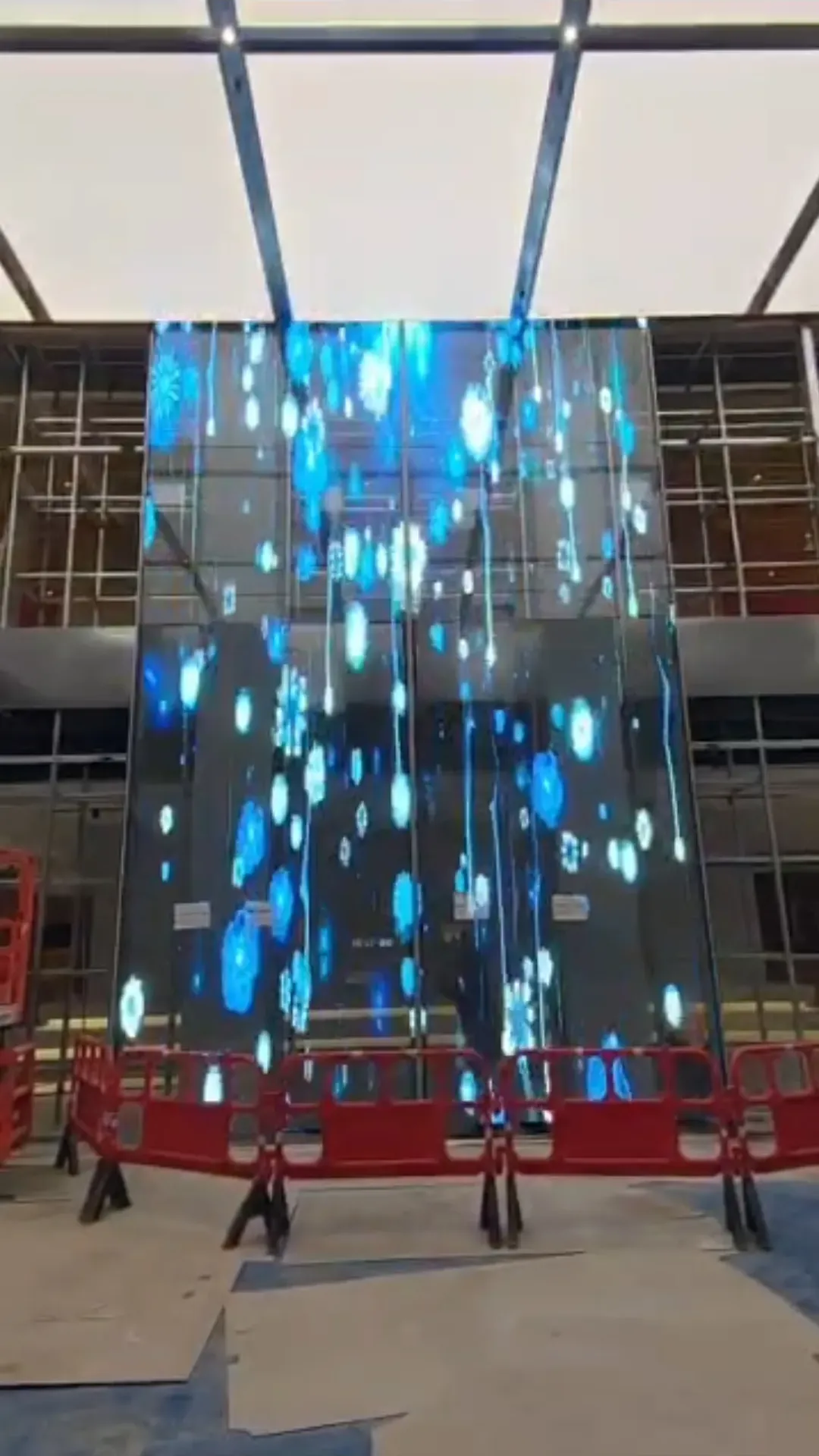 Tour LED transparente diffusant un visuel en volume