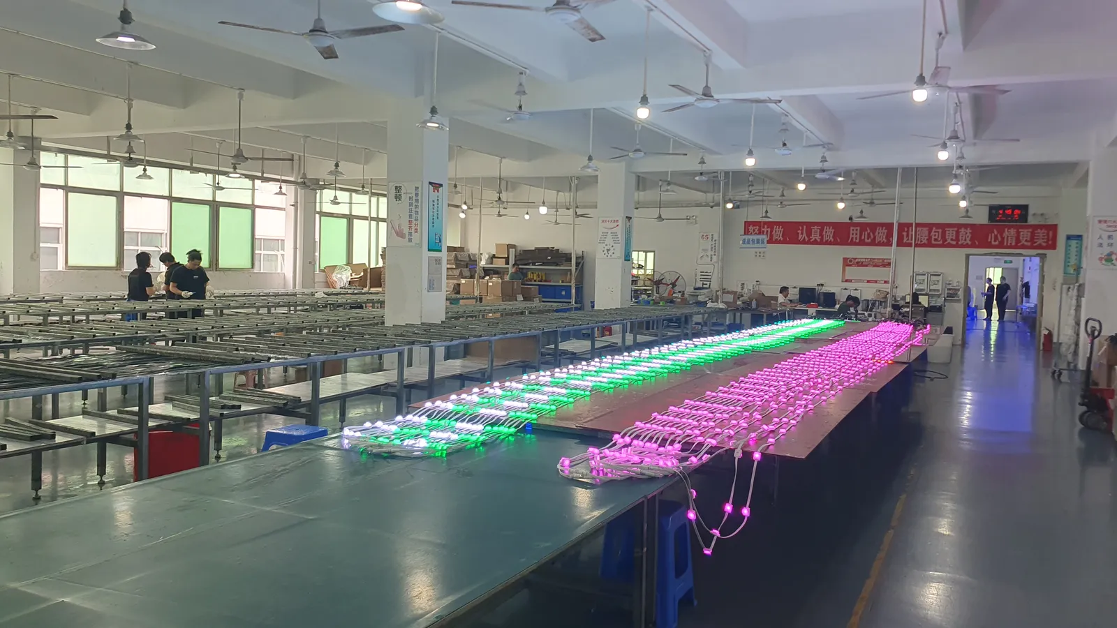 Assemblage et contrôle de modules LED en usine