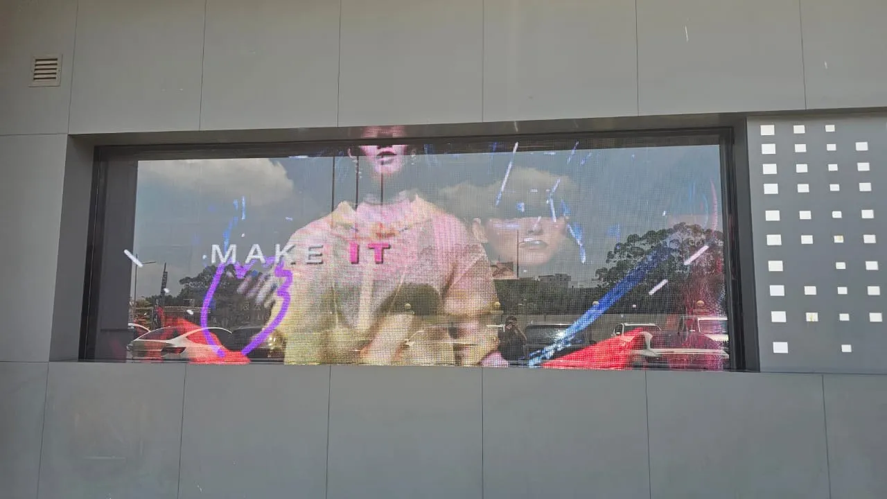 Vitrine de commerce équipée d'un écran LED transparent