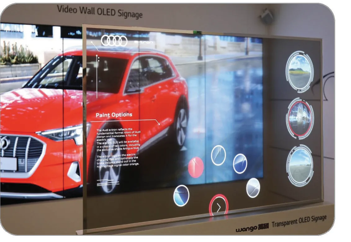Écran OLED transparent diffusant un habillage animé devant une voiture d'exposition