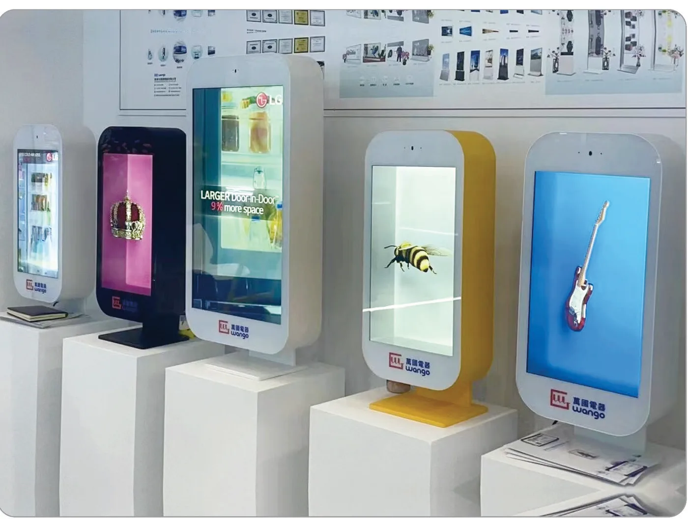 Rangée de vitrines QLED transparentes exposant des produits animés